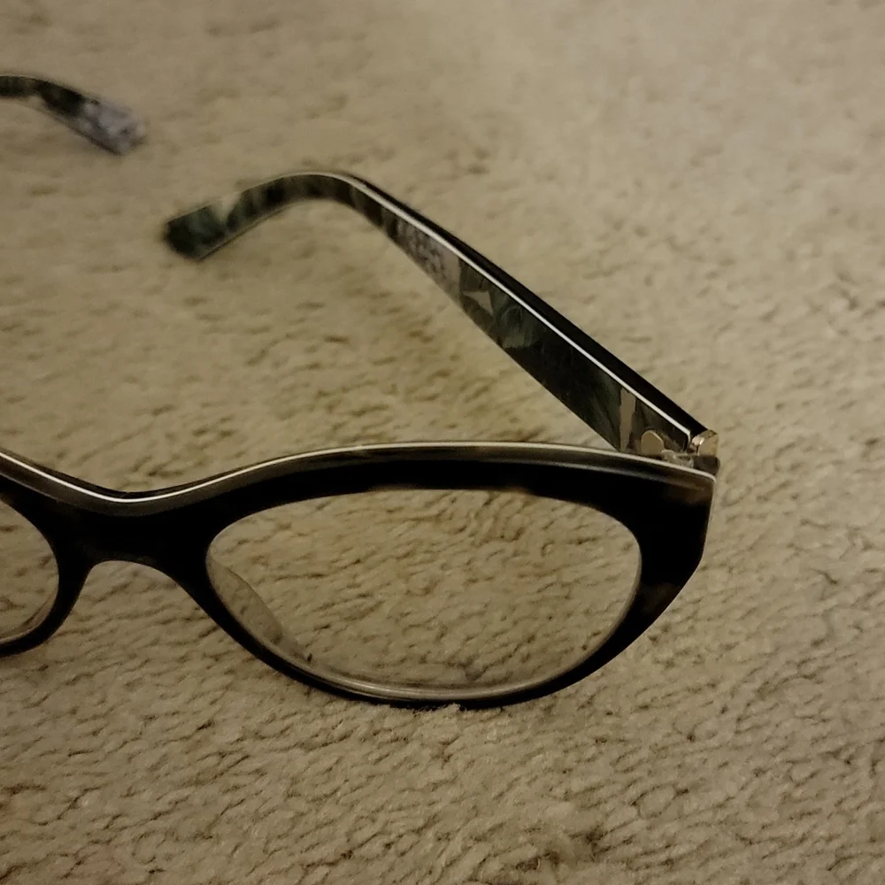 Prescription eyeglasses - Picture 2 of 3